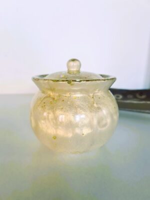 Dose in magic-gold und Glitzer