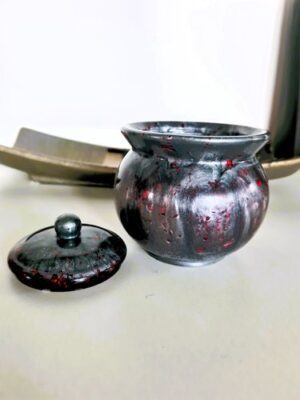 Dose in silber-grau und roten Flocken