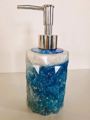 Seifenspender in blau-weiß und Silberflocken