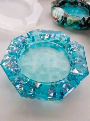 Aschenbecher in blau mit Steinen