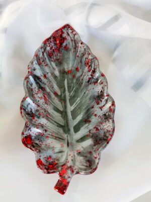 Schale "Blatt" in silber-grau mit roten Flocken