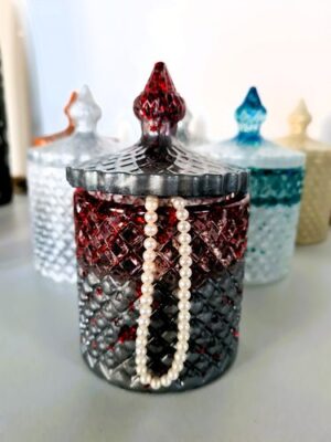 Schmuckdose in silber-grau mit roten Flocken